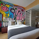 The Originals Boutique, De L'univers, 2*